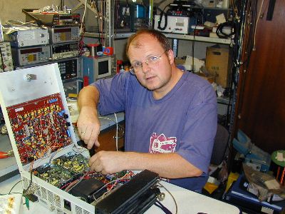 DF6RK mit den Fingern in DF0MOT